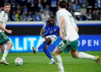 A Itália jogou a maior parte do tempo com um a menos após expulsão de jogador