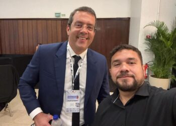 O prefeito Antônio Furlan (MDB) e o ex-secretário Juarez Menescal (à dir.)