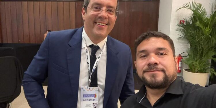 O prefeito Antônio Furlan (MDB) e o ex-secretário Juarez Menescal (à dir.)