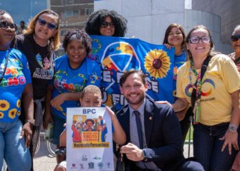 Mãe atípica em PE pode ganhar até 4 passagens diárias gratuitas, diz projeto