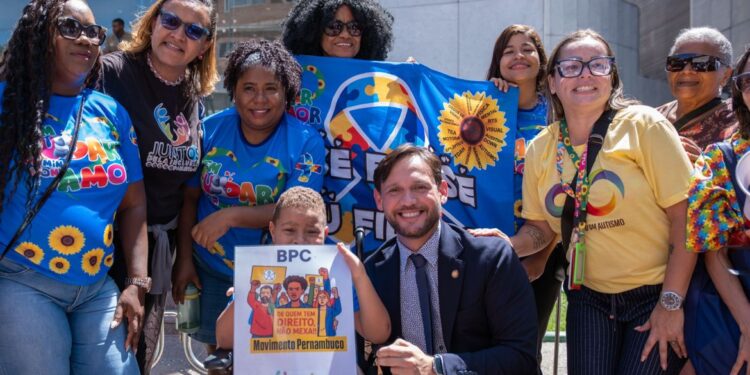 Mãe atípica em PE pode ganhar até 4 passagens diárias gratuitas, diz projeto