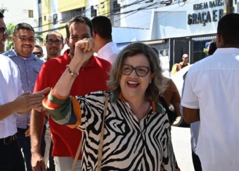 A senadora Teresa Leitão (PT) e o secretário de Habitação, Felipe Cury. Foto: João Carlos Mazella