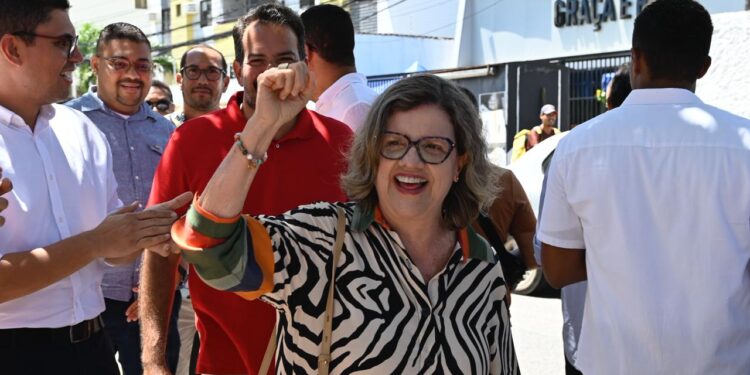 A senadora Teresa Leitão (PT) e o secretário de Habitação, Felipe Cury. Foto: João Carlos Mazella