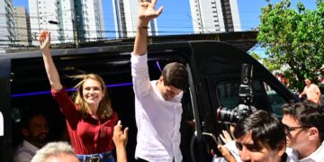Marília Arraes e João Campos durante lançamento da chapa