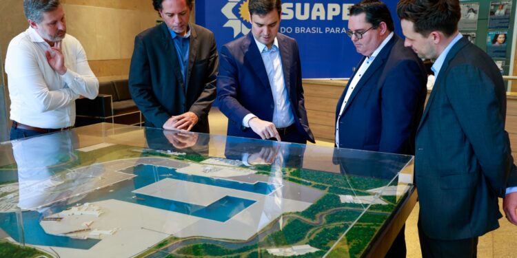 Armando Monteiro Bisneto apresenta maquete do complexo portuário à delegação do porto belga