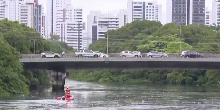 Remador desapareceu ao cair no Rio Capibaribe próximo ao Parque das Graças