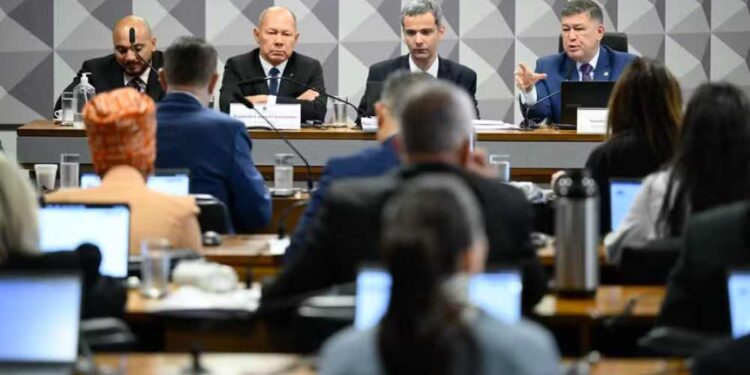 Relatório final e indiciamento de Lulinha e mais 215 são rejeitados pela CPMI