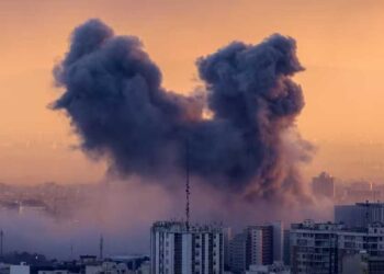 Uma coluna de fumaça se eleva após um ataque à capital iraniana