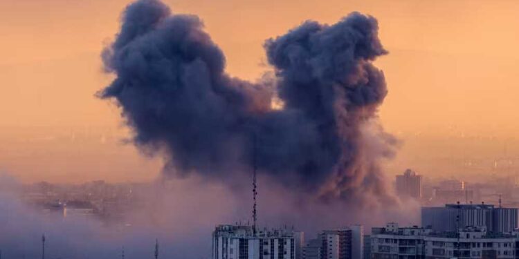 Uma coluna de fumaça se eleva após um ataque à capital iraniana