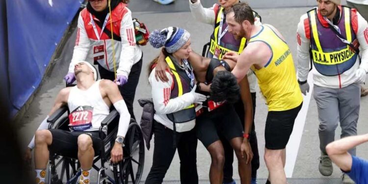 Robson Gonçalves (de branco) ajudou outro participante que passou mal