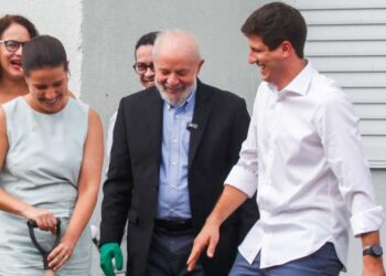 A governadora Raquel Lyra e o ex-prefeito João Campos junto a Lula