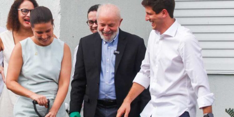 A governadora Raquel Lyra e o ex-prefeito João Campos junto a Lula