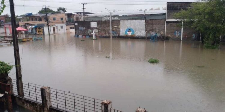Fortes chuvas causam transtornos em Pernambuco