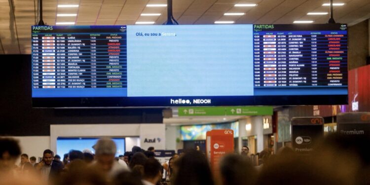 Movimentação no saguão do aeroporto de Congonhas após pane suspender voos