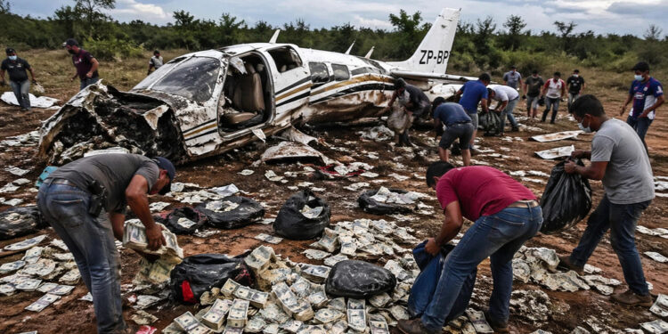 Moradores correram e pegaram parte do dinheiro espalhado após o impacto