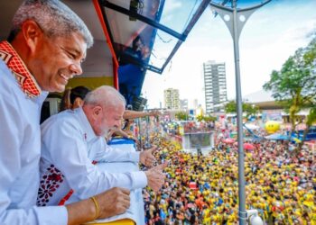O governador da Bahia, Jerônimo Rodrigues, e o presidente Lula durante o Carnaval de Salvador