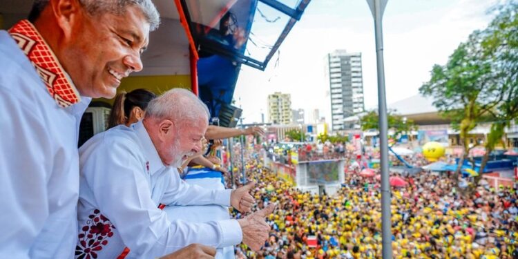 O governador da Bahia, Jerônimo Rodrigues, e o presidente Lula durante o Carnaval de Salvador