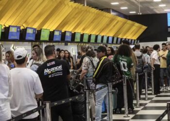 Movimentação intensa de passageiros para remarcação de passagens no Aeroporto de Congonhas