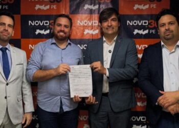 Syer Rodrigues (ao centro) é o atual presidente municipal do Partido Novo em Jaboatão dos Guararapes.