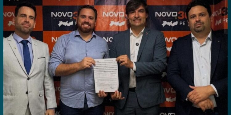 Syer Rodrigues (ao centro) é o atual presidente municipal do Partido Novo em Jaboatão dos Guararapes.