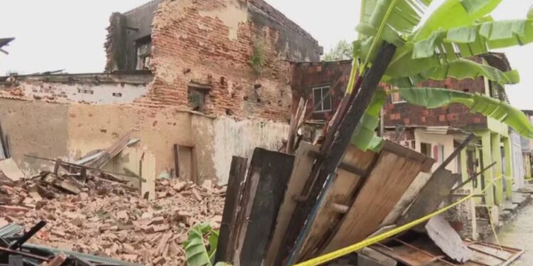 Ruínas do casarão que desabou na Comunidade do Pilar, no Recife. Foto: TV Globo/Reprodução