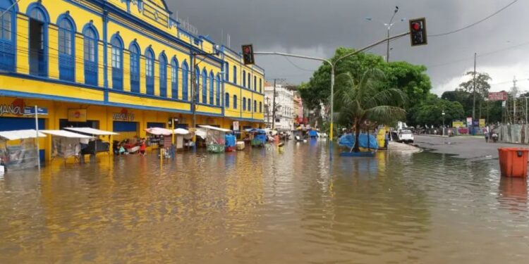 Ver-o-Peso, cartão-postal da cidade, alagam anualmente na época das "águas de março"