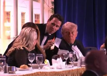 Trump momentos antes de ser retirado de jantar com correspondentes