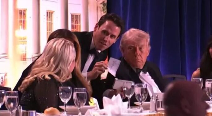 Trump momentos antes de ser retirado de jantar com correspondentes