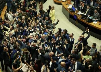 Congressistas comemoram nova derrota do governo com derrubada de veto ao projeto da dosimetria