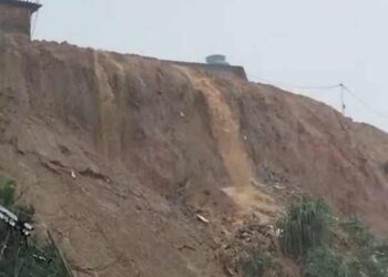 Forte chuva aumenta risco de deslizamento de barreira no Recife