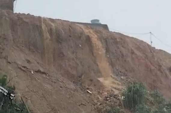Forte chuva aumenta risco de deslizamento de barreira no Recife