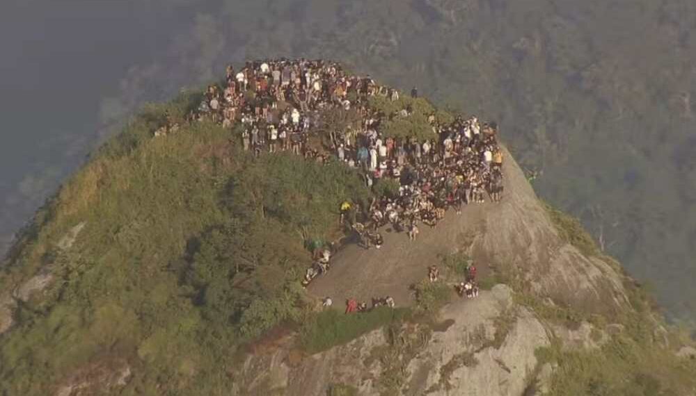 Dezenas de turistas presos no Morro Dois Irmãos