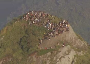 Dezenas de turistas presos no Morro Dois Irmãos