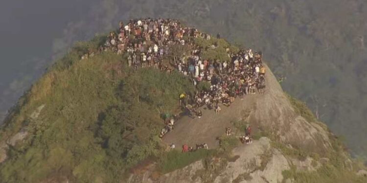 Dezenas de turistas presos no Morro Dois Irmãos