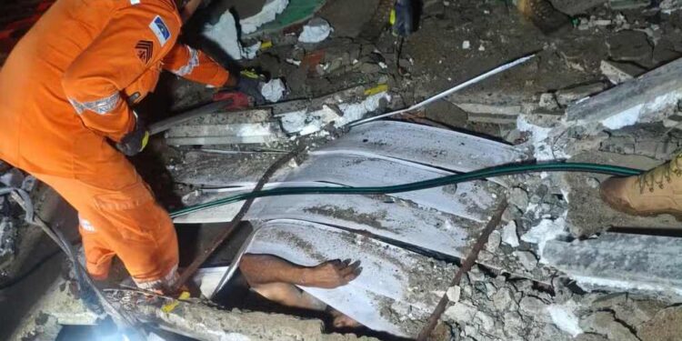 Desabamento de imóvel em Olinda deixa idoso ferido