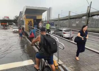 Avenida Caxangá, próximo ao viaduto da BR-101