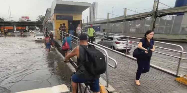 Avenida Caxangá, próximo ao viaduto da BR-101