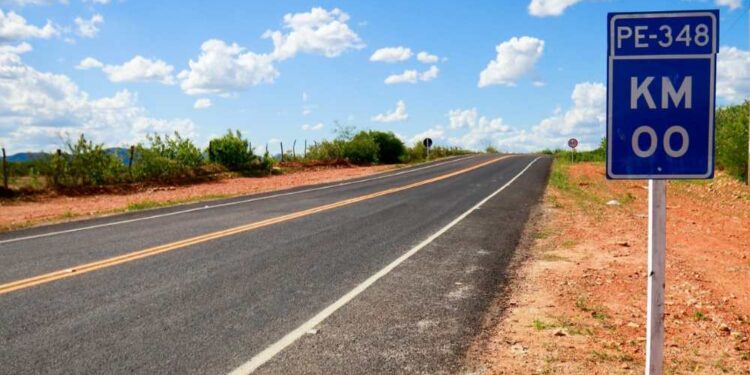 Com 9,5 kms, a PE-348, no Sertão do Pajeú, é uma das 70 rodovias restauradas ou implantadas pelo PE na Estrada