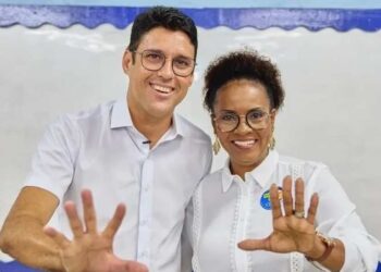O prefeito Diego Cabral (Republicanos) e a sua vice Comandante Débora (PT)