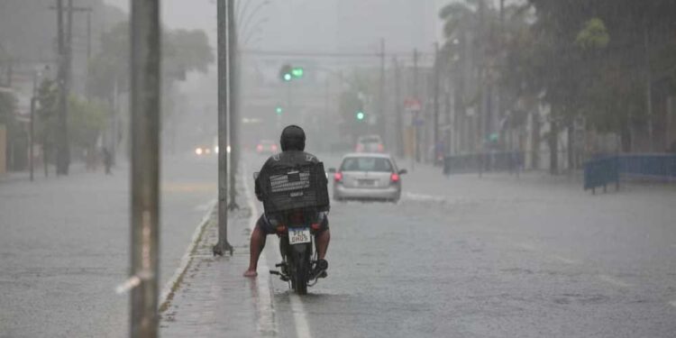 Chuvas recentes causaram transtornos pelo Grande Recife
