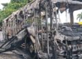 Veículo ficou todo danificado após o incêndio