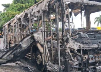 Veículo ficou todo danificado após o incêndio