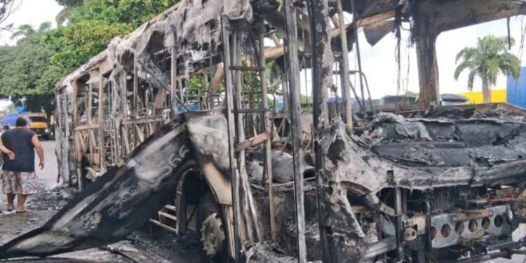 Veículo ficou todo danificado após o incêndio