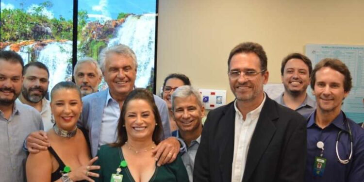 Caroline e Caiado participam de evento em hospital administrado pelo Imed