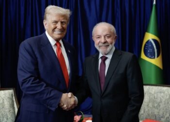 O presidente Lula (PT) e o Presidente dos EUA, Donald Trump (esq. p/ dir.)