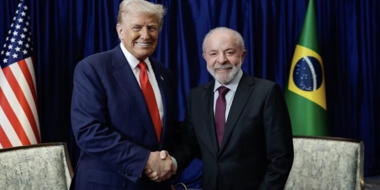 O presidente Lula (PT) e o Presidente dos EUA, Donald Trump (esq. p/ dir.)