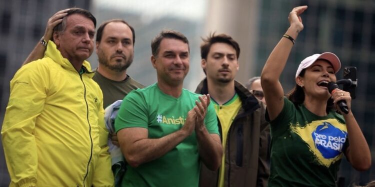 Família Bolsonaro volta ao centro das críticas