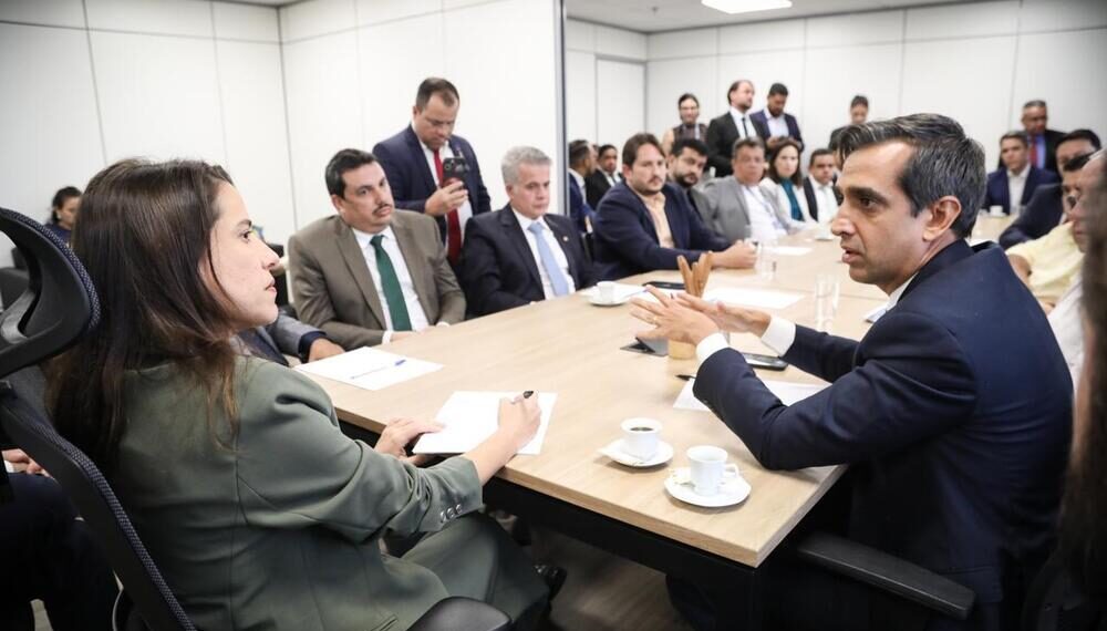 Ao lado de prefeitos, a governadora debateu soluções para a situação