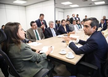 Ao lado de prefeitos, a governadora debateu soluções para a situação