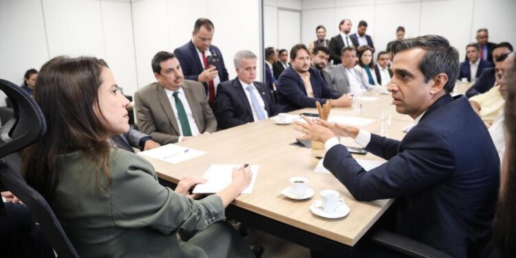 Ao lado de prefeitos, a governadora debateu soluções para a situação